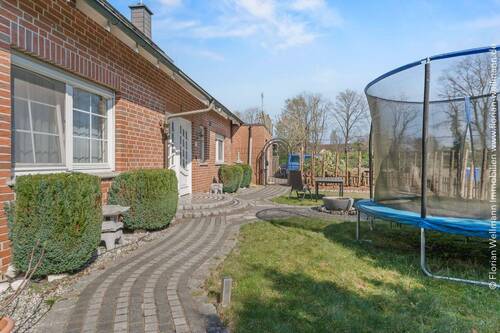 Große Grünfläche vor dem Eingsbereich - 7 Zimmer Mehrfamilienhaus, Wohnhaus in Lienen