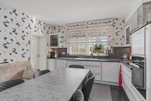 17,76 m² lichtdurchflutete Küche mit anliegendem HWR - 