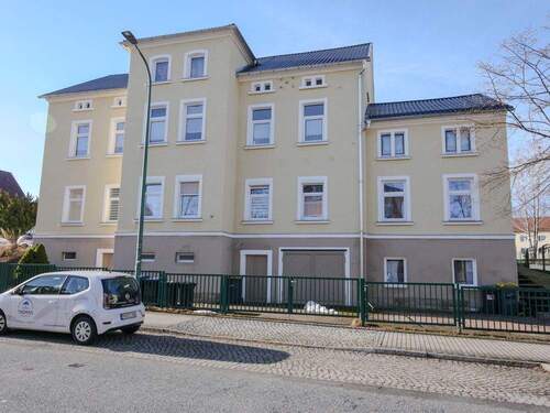 Außenansicht a - Erdgeschossidylle in Neustadt (Sa): Kompakte 2-R-W mit elegantem Ambiente, Stauraum & Stellplatz