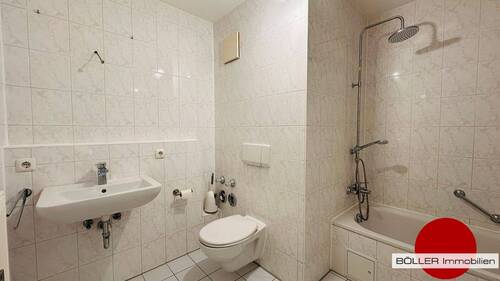 Bad mit Badewanne! - 