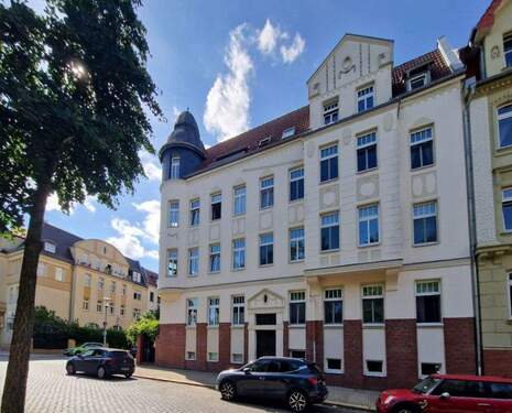 Hausansicht mit Eingangsbereich - 