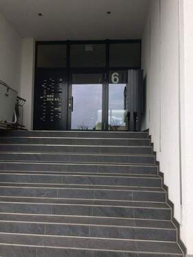 Hauseingang - 2 Zimmer Etagenwohnung zum Kaufen in Nürnberg