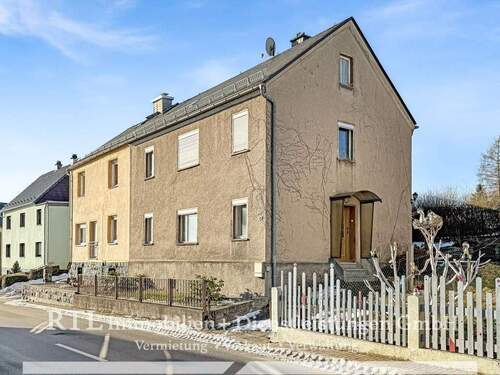 Straßenansicht - Doppelhaushälfte mit großem Grundstück - viel Fläche und Entwicklungspotenzial