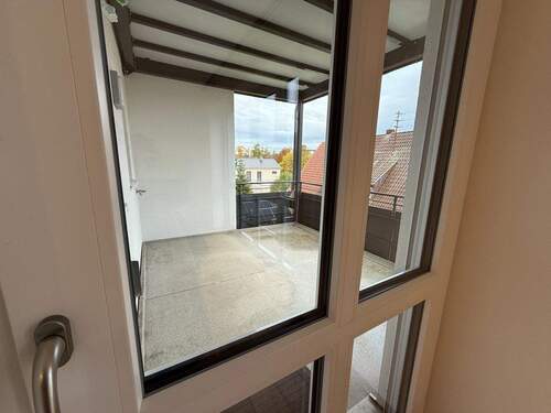 Großzügiger überdachter Balkon - 