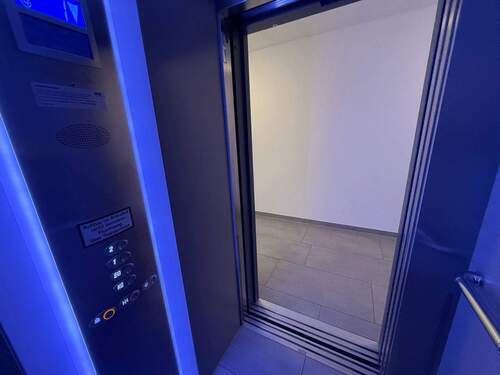 Mit dem Aufzug bequem in den ersten Stock - Etagenwohnung mit 94,00 m² in Donauwörth zur Miete