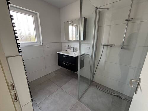 Bad mit ebenerdiger Dusche im Obergeschoss - 