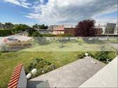 Blick in den Garten und auf die Terrasse - 