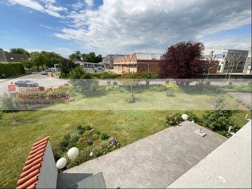 Blick in den Garten und auf die Terrasse - 