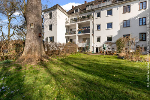 Garten mit Blick auf das Mehrfamilienhaus - 