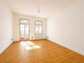 Wohnzimmer - Charmante Altbauwohnung mit Dielenboden, hohen Decken und zwei Balkonen, neues Bad