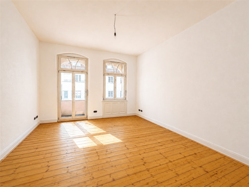Wohnzimmer - Charmante Altbauwohnung mit Dielenboden, hohen Decken und zwei Balkonen, neues Bad