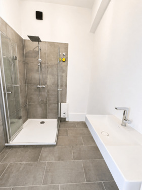 Bad mit Dusche - 