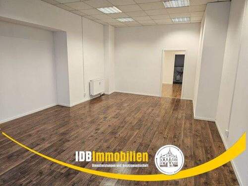 Raum 1 und Eingangsbereich - Barrierefreie Gewerbefläche mit großem Schaufenster und WC