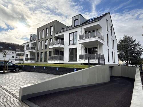 Seitenansicht mit Zufahrt Tiefgarage - 