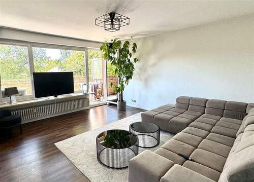 Wohnlounge - Helle möblierte Traumwohnung mit Balkon in Endetage in absolut ruhiger und sonniger Lage.