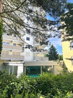 Schwimmbad Aussenansicht - Helle sanierte 3 Zimmer Wohnung mit hochwertiger Einbauküche, Keller, Tiefgaragen Stellplatz und Schwimmbad