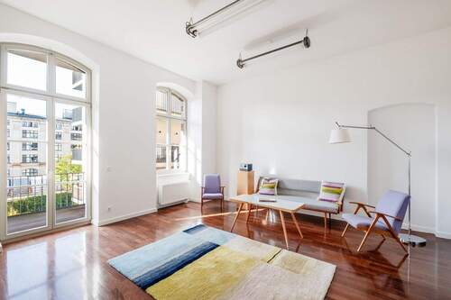 Wohnbereich mit Zugang zum Balkon - Elegante Altbauwohnung für die Familie: großzügig, zentral und ruhig