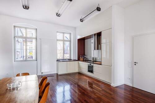 Essbereich mit Einbauküche - 5 Zimmer Etagenwohnung in Berlin