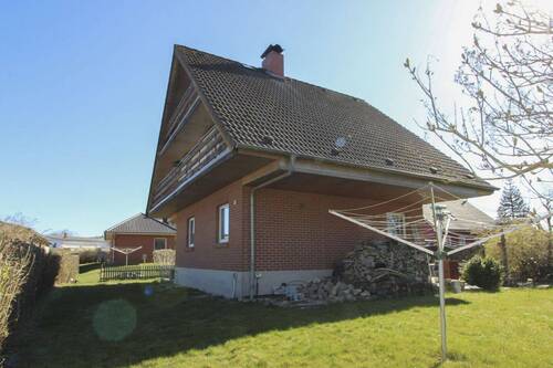 Hausansicht mit Gartenanteil - 