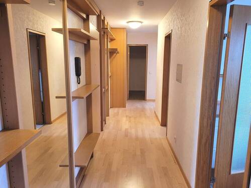 Blick in den Flur - 2 Zimmer Etagenwohnung zum Kaufen in Markgröningen