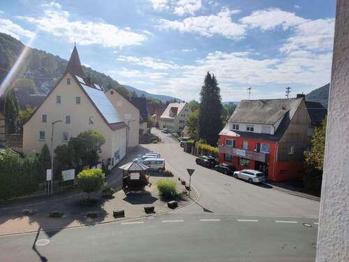 Ausblick vom Wohnzimmer und Schlafzimmer - 3 Zimmer Etagenwohnung in Pommelsbrunn