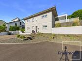 Außenansicht mit Hof (2) - 5 Zimmer Einfamilienhaus in Farschweiler