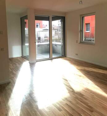 Wohnzimmer/Balkonansicht - Traumhafte Erdgeschosswohnung mit 3 Zimmern, 2 Balkonen und Einrichtungszuschuss! Sofort verfügbar!