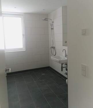 Bad mit Dusche und Fenster - 