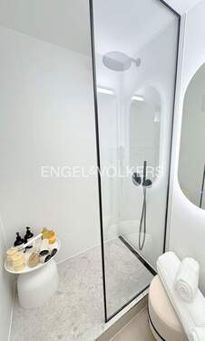 Moderne Dusche im Badezimmer - 