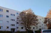 Gebäude Vorderseite des mehrstöckigen Wohnhauses umgeben von Grünanlagen mit Bäumen und Sträuchern - 3 Zimmer Etagenwohnung zur Miete in Königstein