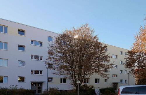 Gebäude Vorderseite des mehrstöckigen Wohnhauses umgeben von Grünanlagen mit Bäumen und Sträuchern - 3 Zimmer Etagenwohnung zur Miete in Königstein