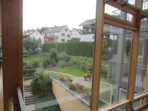 Blick aus Treppenhaus auf Gartenanlage - 