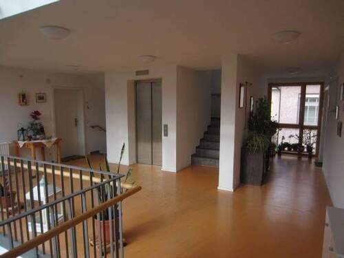 Blick auf Aufzug und Treppenhaus innen - 