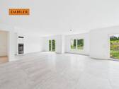 Wohnzimmer mit Kamin - 8 Zimmer Einfamilienhaus zum Kaufen in Augsburg