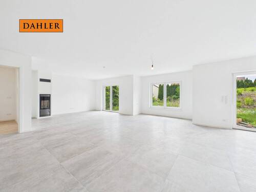 Wohnzimmer mit Kamin - 8 Zimmer Einfamilienhaus zum Kaufen in Augsburg