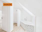 Badezimmer mit Wanne und Dusche - 