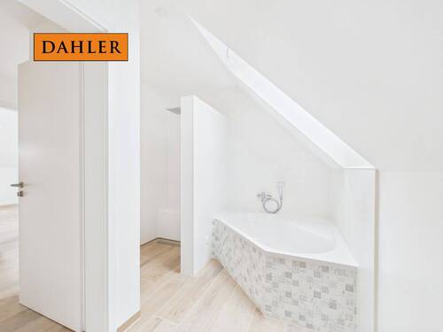 Badezimmer mit Wanne und Dusche - 