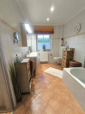 Bad mit Wanne und Dusche - 