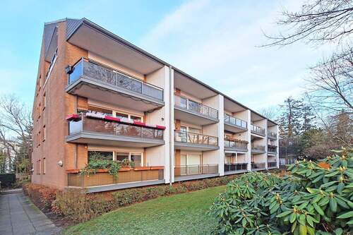 Aktuelle Außenansicht des Gebäudes mit sanierten Balkonen - Vermietete 2-Zimmer-Wohnung in optimaler Lage von Meiendorf mit Südbalkon