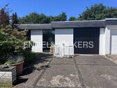 Garage am Haus und Stellplatz - 