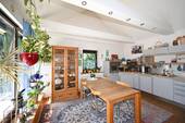 Wohnküche mit Zugang zum Balkon - 