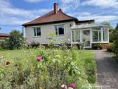 Blumen auf dem Weg ins Zuhause - 2 Zimmer Einfamilienhaus zum Kaufen in Berlin - Adlershof