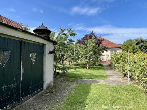 Garagenanlage im rückwärtigen Bereich des Grundstücks - Einfamilienhaus mit 53,00 m² in Berlin - Adlershof zum Kaufen