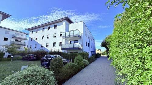 Blick zum Anwesen - ... AIGNER - moderne gehobene Wohnung im 1.OG mit EBK und Balkon in Mühldorf-Nord ...