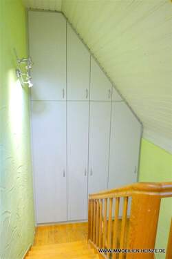 schöne Holztreppe und Einbauschrank - 