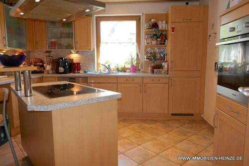 moderne Küche mit großem Kochfeld - 