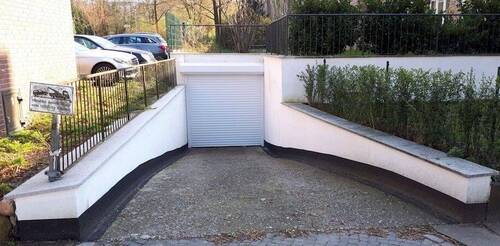 Foto Tor und Auffahrt.jpg - Tschüss Parkplatzsuche ! Tiefgaragenstellplatz in Eilbek