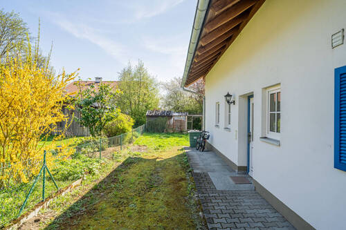Hauseingang / Garten - 6 Zimmer Mehrfamilienhaus, Wohnhaus zum Kaufen in Vilgertshofen-Issing