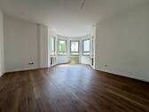 Wohn/Essbereich - Frisch renovierte 2-Zimmer-Wohnung mit Erker & Einbauküche