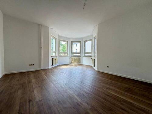 Wohn/Essbereich - Frisch renovierte 2-Zimmer-Wohnung mit Erker & Einbauküche